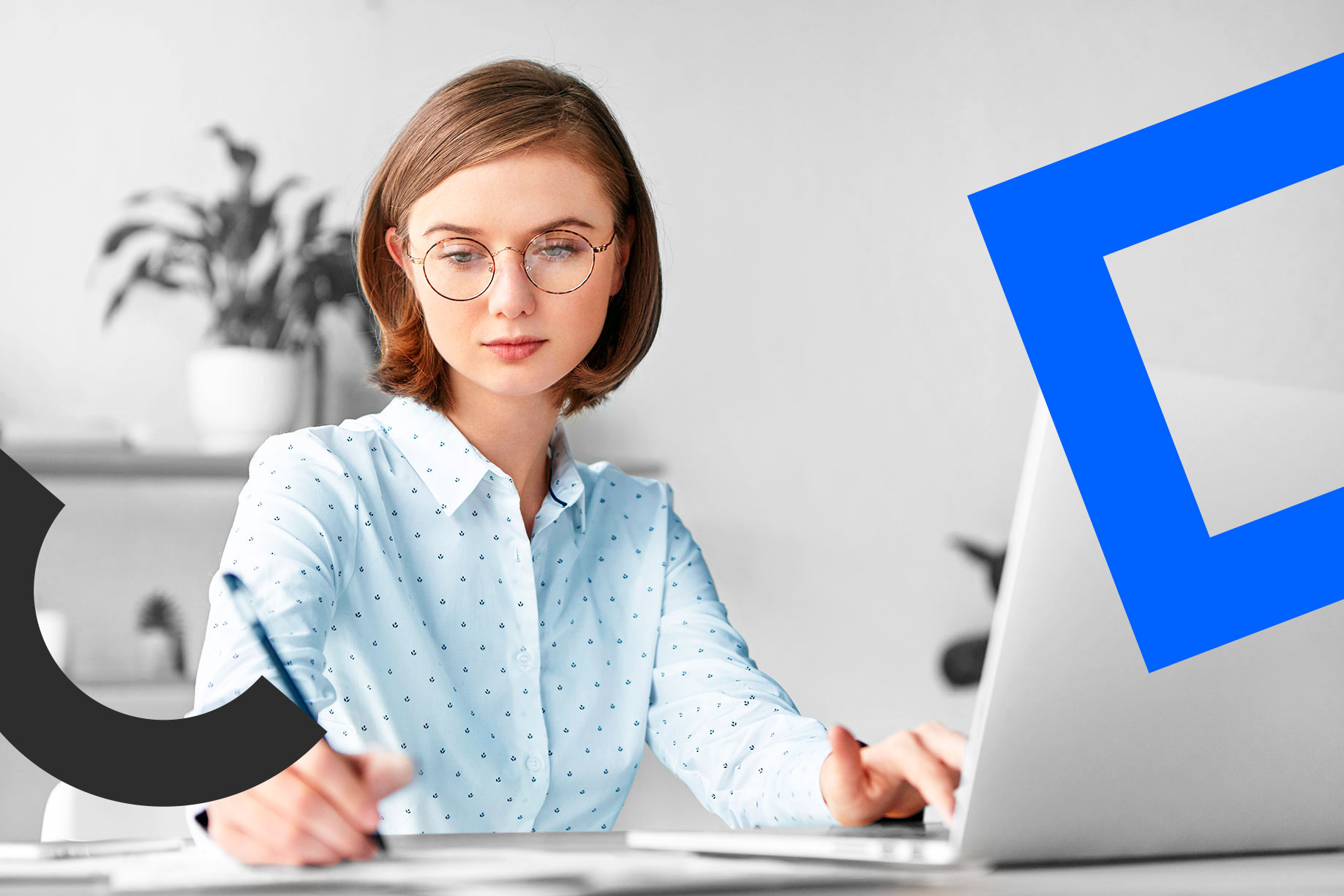 Женщина работает