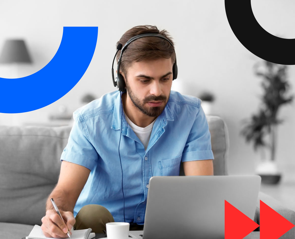 Мужчина пялится в компьютер