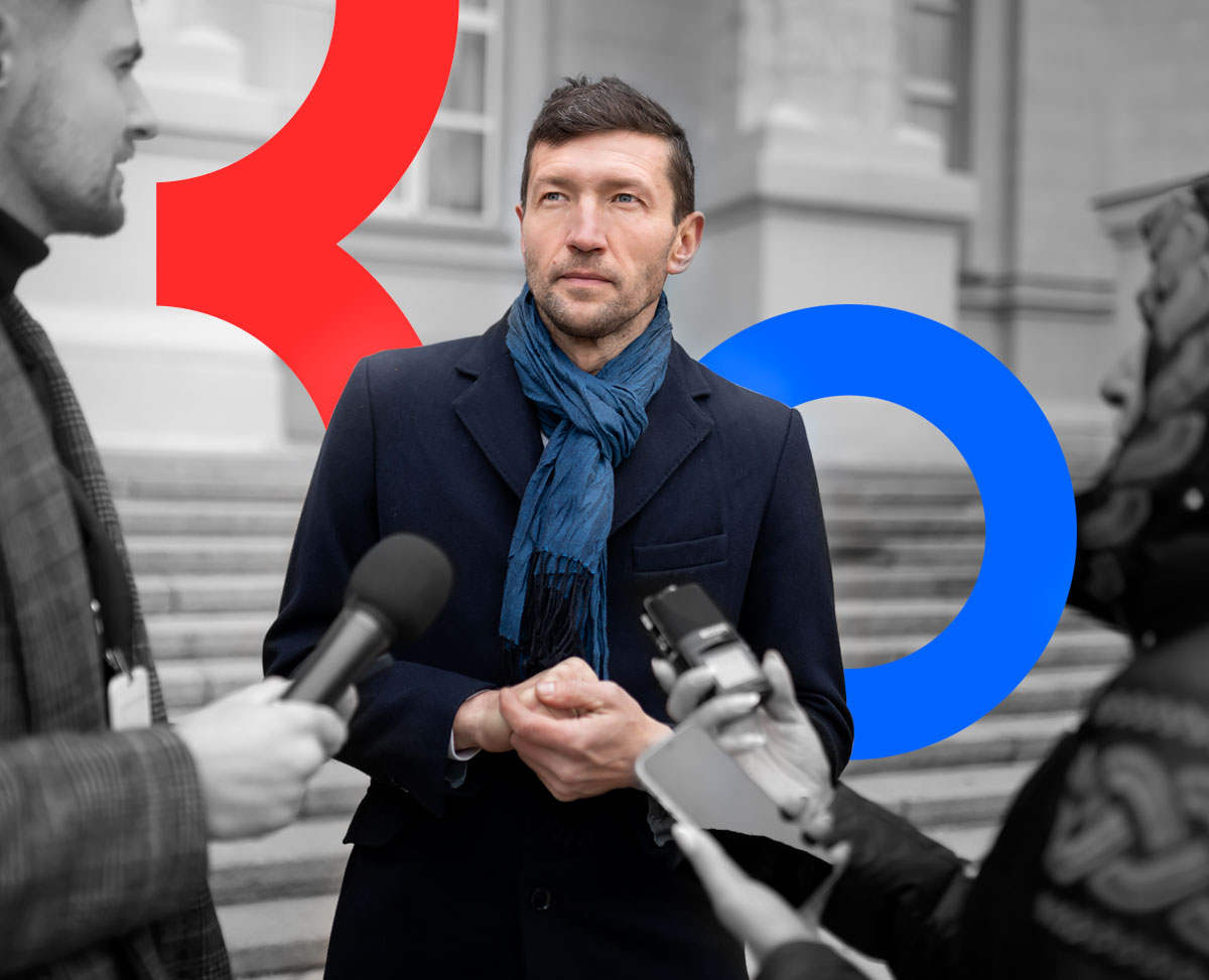 Мужчина отвечает на вопросы