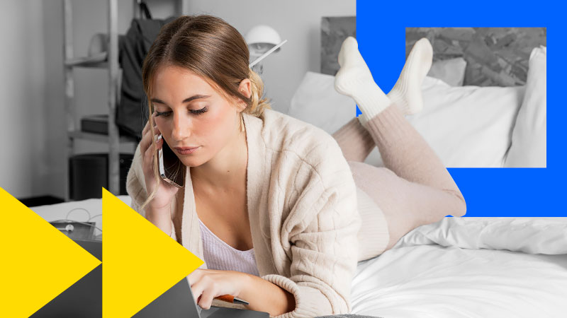 Молодая пара залипает в телек