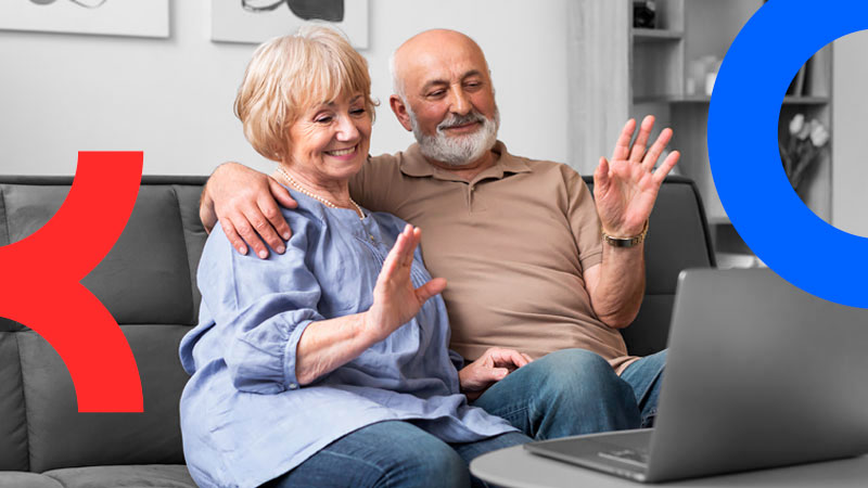 Молодая пара залипает в телек